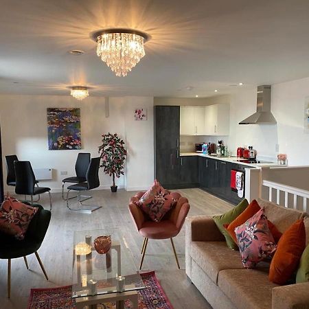 Central 2 Bed Newly Built Duplex Penthouse With Free Gated, On-Site Parking, Lift Access, Self Check-In, Super Fast Wifi, Two Cathedral View Terraces & Sleeps 6 Peterborough Buitenkant foto