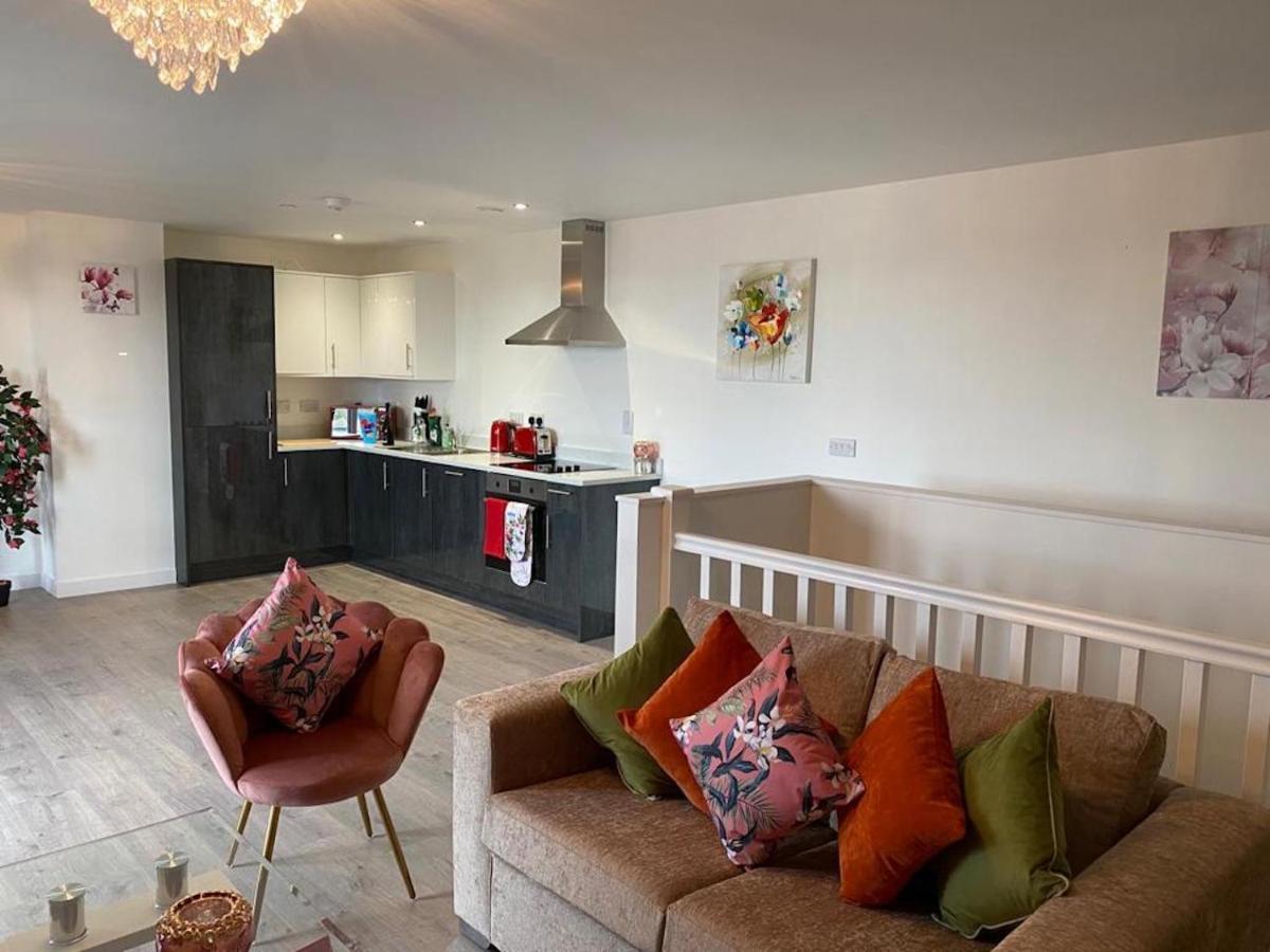 Central 2 Bed Newly Built Duplex Penthouse With Free Gated, On-Site Parking, Lift Access, Self Check-In, Super Fast Wifi, Two Cathedral View Terraces & Sleeps 6 Peterborough Buitenkant foto