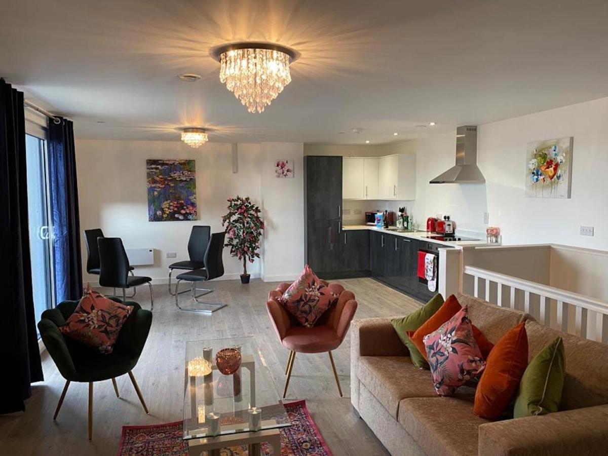 Central 2 Bed Newly Built Duplex Penthouse With Free Gated, On-Site Parking, Lift Access, Self Check-In, Super Fast Wifi, Two Cathedral View Terraces & Sleeps 6 Peterborough Buitenkant foto