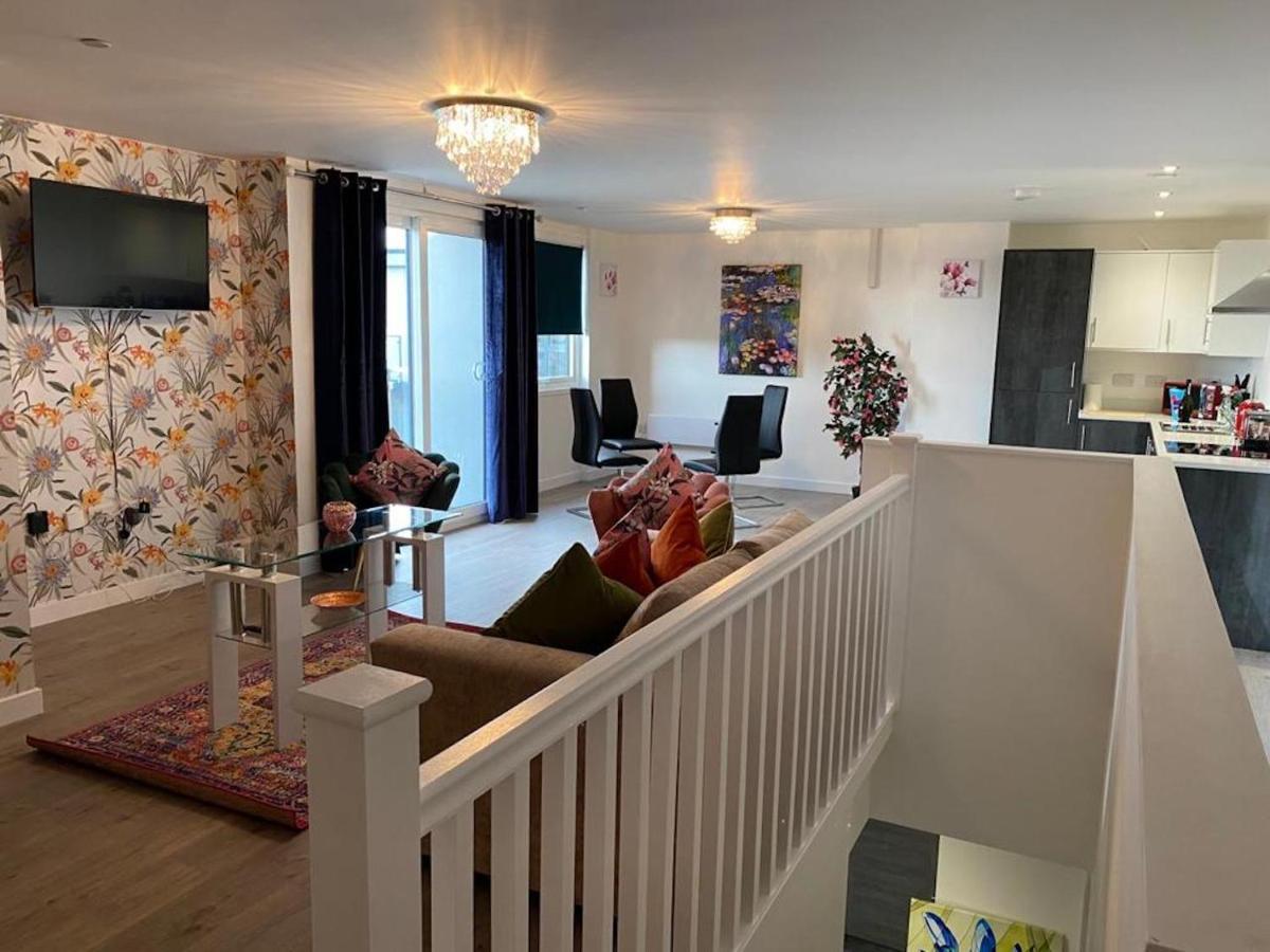 Central 2 Bed Newly Built Duplex Penthouse With Free Gated, On-Site Parking, Lift Access, Self Check-In, Super Fast Wifi, Two Cathedral View Terraces & Sleeps 6 Peterborough Buitenkant foto