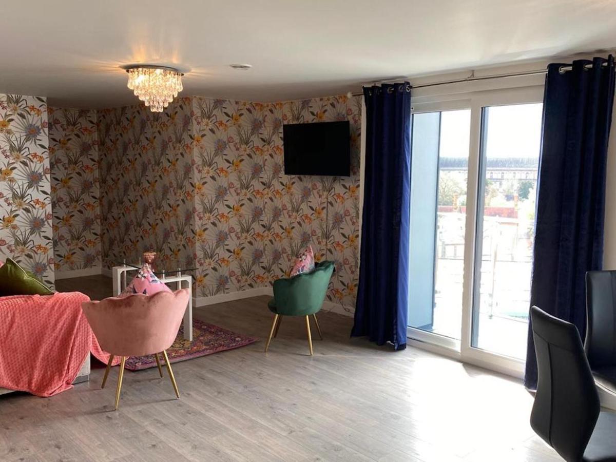 Central 2 Bed Newly Built Duplex Penthouse With Free Gated, On-Site Parking, Lift Access, Self Check-In, Super Fast Wifi, Two Cathedral View Terraces & Sleeps 6 Peterborough Buitenkant foto