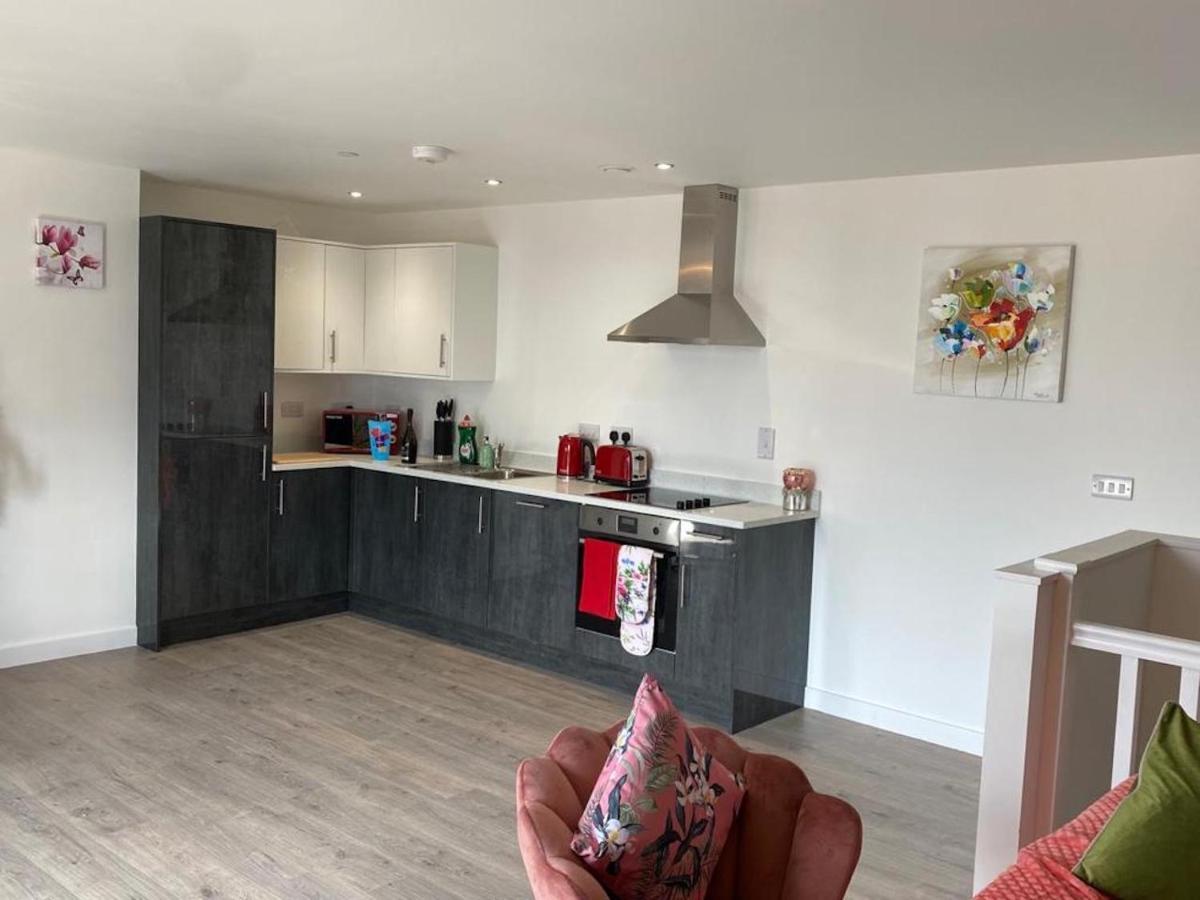 Central 2 Bed Newly Built Duplex Penthouse With Free Gated, On-Site Parking, Lift Access, Self Check-In, Super Fast Wifi, Two Cathedral View Terraces & Sleeps 6 Peterborough Buitenkant foto