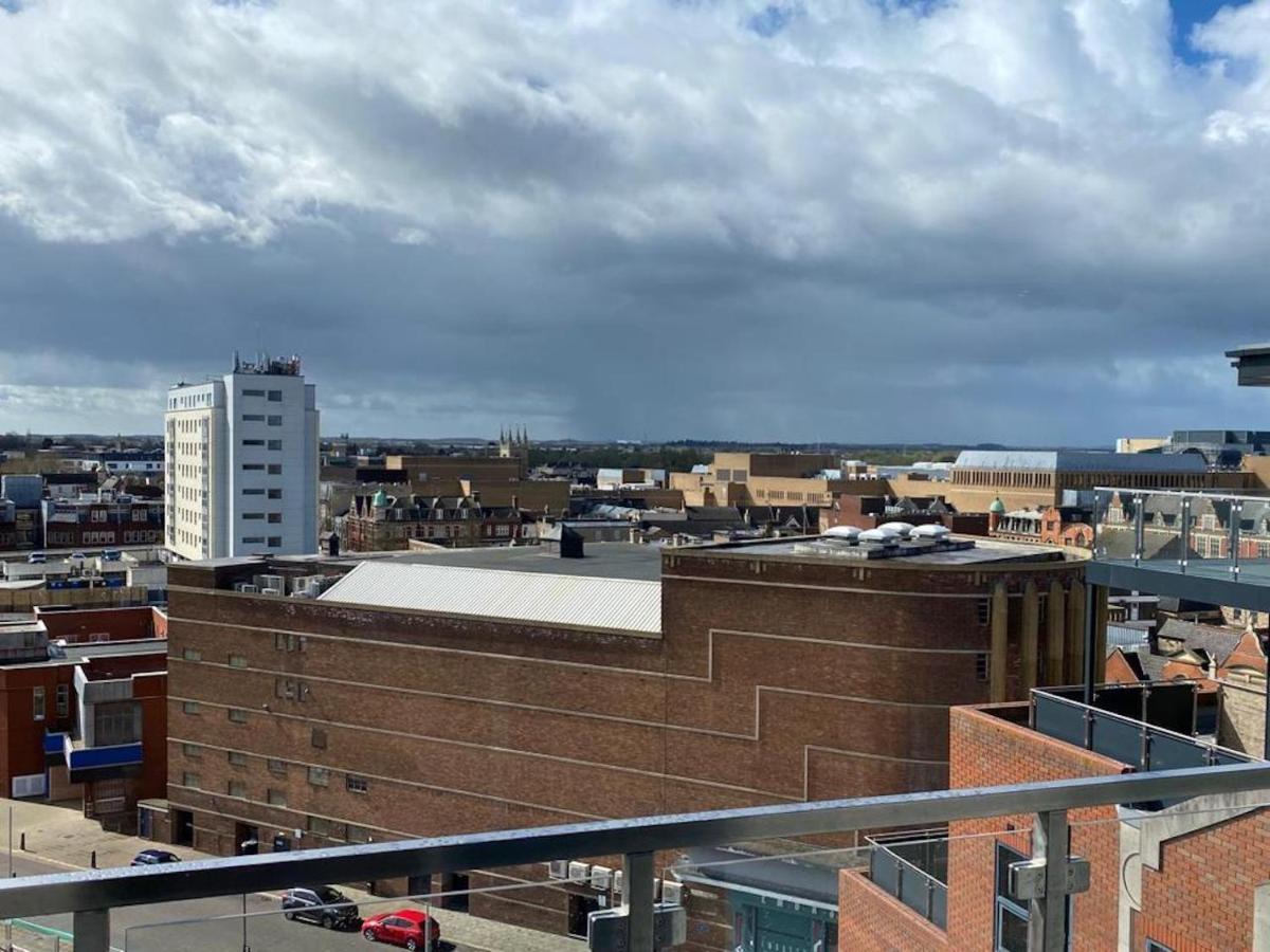 Central 2 Bed Newly Built Duplex Penthouse With Free Gated, On-Site Parking, Lift Access, Self Check-In, Super Fast Wifi, Two Cathedral View Terraces & Sleeps 6 Peterborough Buitenkant foto