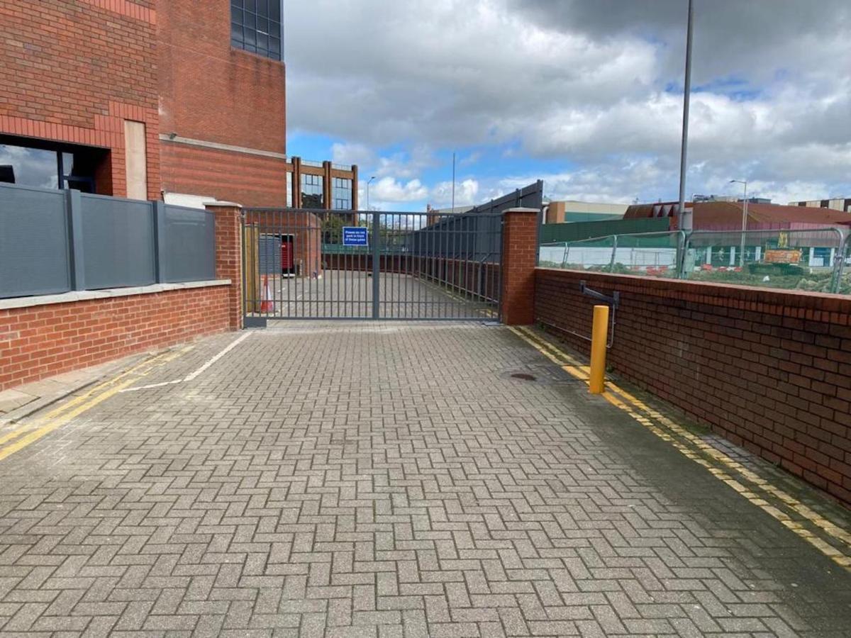 Central 2 Bed Newly Built Duplex Penthouse With Free Gated, On-Site Parking, Lift Access, Self Check-In, Super Fast Wifi, Two Cathedral View Terraces & Sleeps 6 Peterborough Buitenkant foto