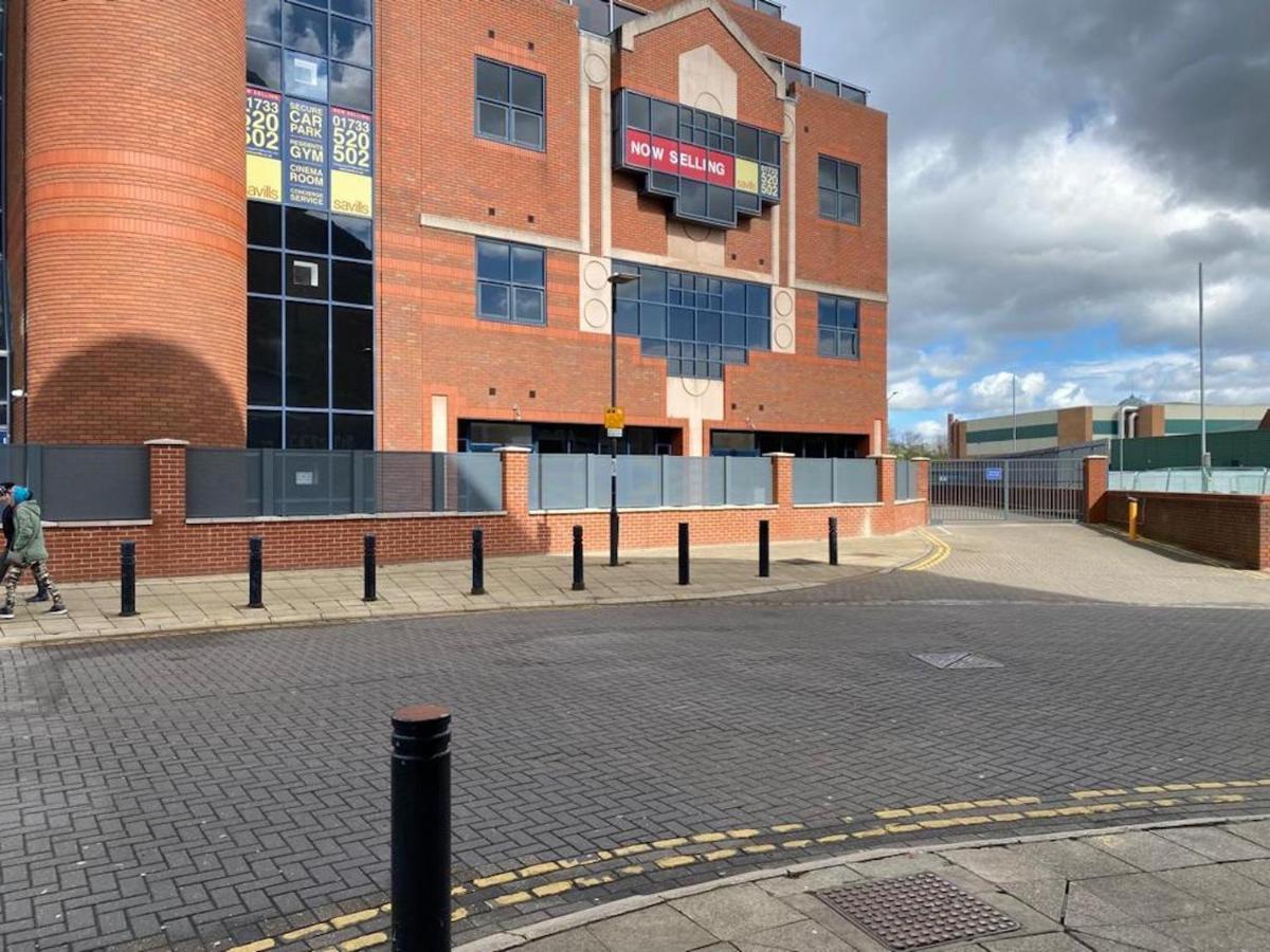 Central 2 Bed Newly Built Duplex Penthouse With Free Gated, On-Site Parking, Lift Access, Self Check-In, Super Fast Wifi, Two Cathedral View Terraces & Sleeps 6 Peterborough Buitenkant foto