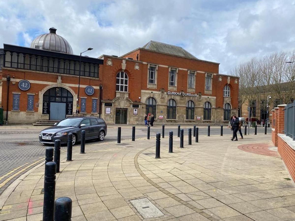 Central 2 Bed Newly Built Duplex Penthouse With Free Gated, On-Site Parking, Lift Access, Self Check-In, Super Fast Wifi, Two Cathedral View Terraces & Sleeps 6 Peterborough Buitenkant foto