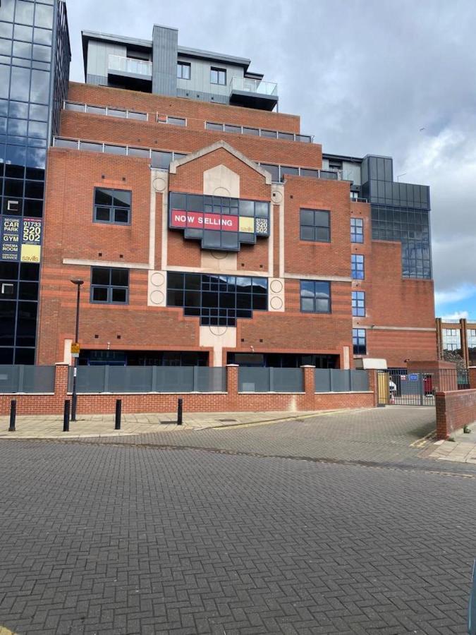 Central 2 Bed Newly Built Duplex Penthouse With Free Gated, On-Site Parking, Lift Access, Self Check-In, Super Fast Wifi, Two Cathedral View Terraces & Sleeps 6 Peterborough Buitenkant foto