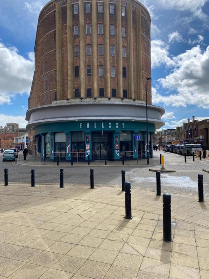 Central 2 Bed Newly Built Duplex Penthouse With Free Gated, On-Site Parking, Lift Access, Self Check-In, Super Fast Wifi, Two Cathedral View Terraces & Sleeps 6 Peterborough Buitenkant foto